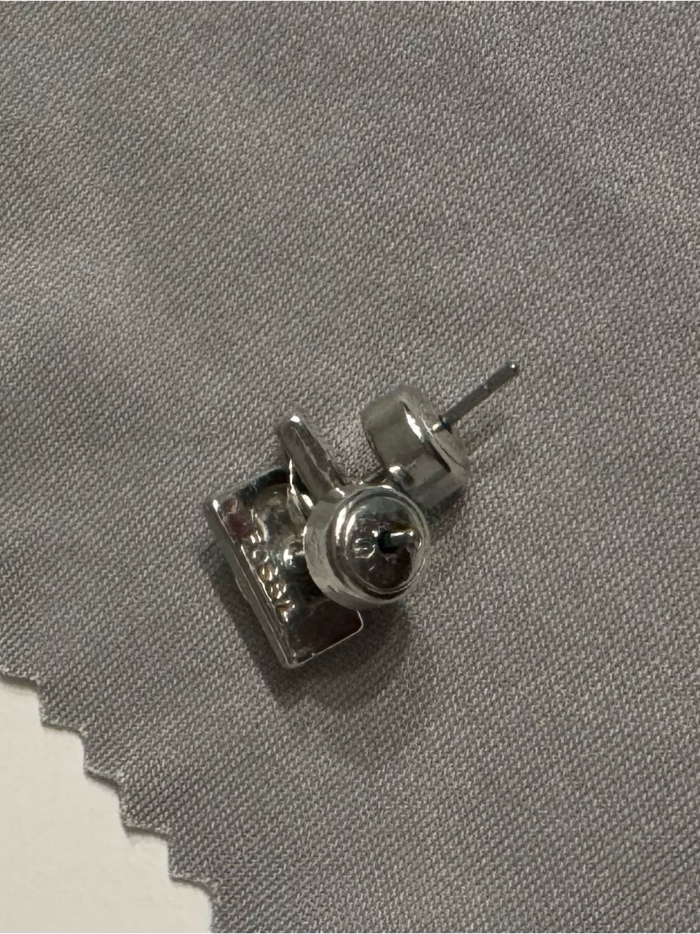 Fossil camera stud earrings - Picture 3 of 3